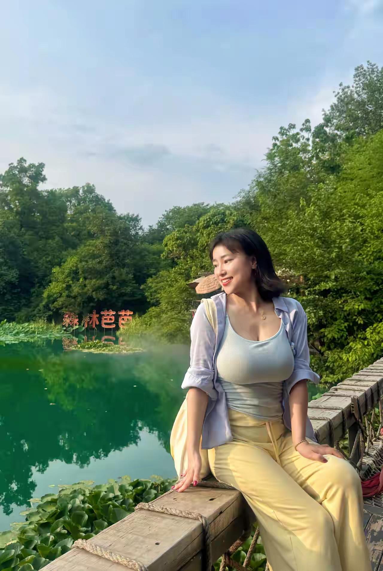 夏日清新，绿意盎然，漫步森林，享受自然之美。