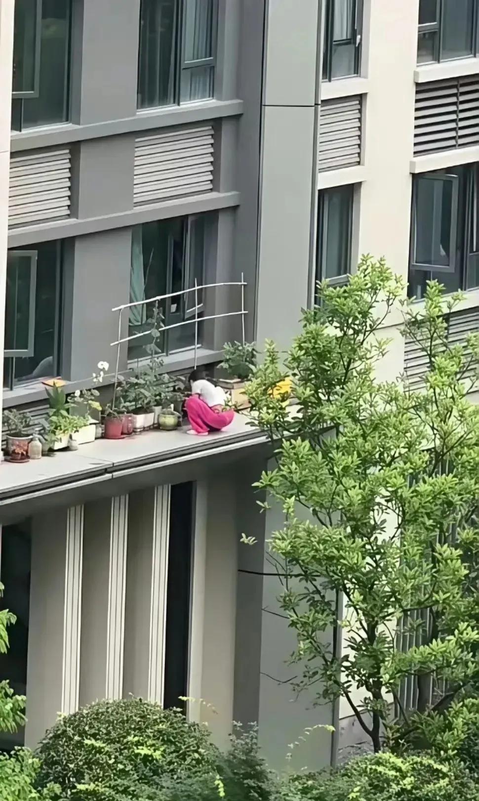 艺高人胆大还是无知者无畏！这位女士这样背对高空，一点安全保护措施都没做，在那弄