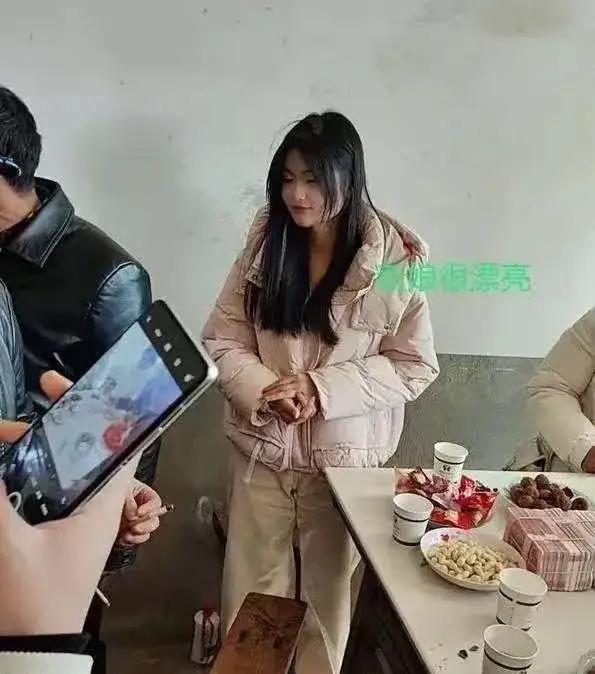 江西一小伙带着父母攒了大半辈子的十万块彩礼，翻山越岭赶往四川女友家提亲。谁料，女