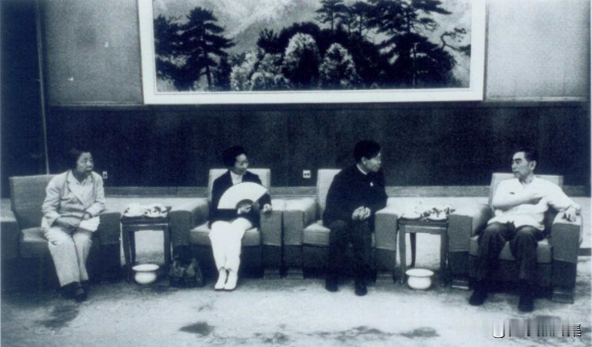 1973年7月18日晚，周恩来总理与邓颖超同志在人民大会堂安徽厅会见并设宴款待了