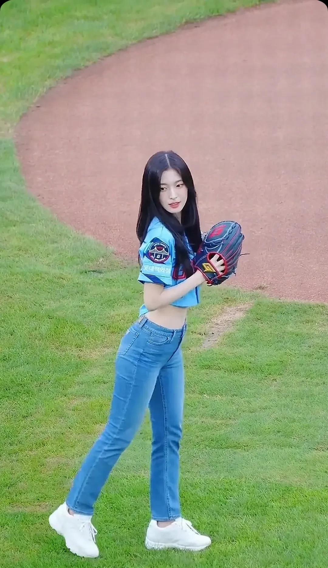 #女生怎么穿紧身裤才好看#当然是像崔乂园一样穿搭。草坪上每一个动作都尽显女性的美