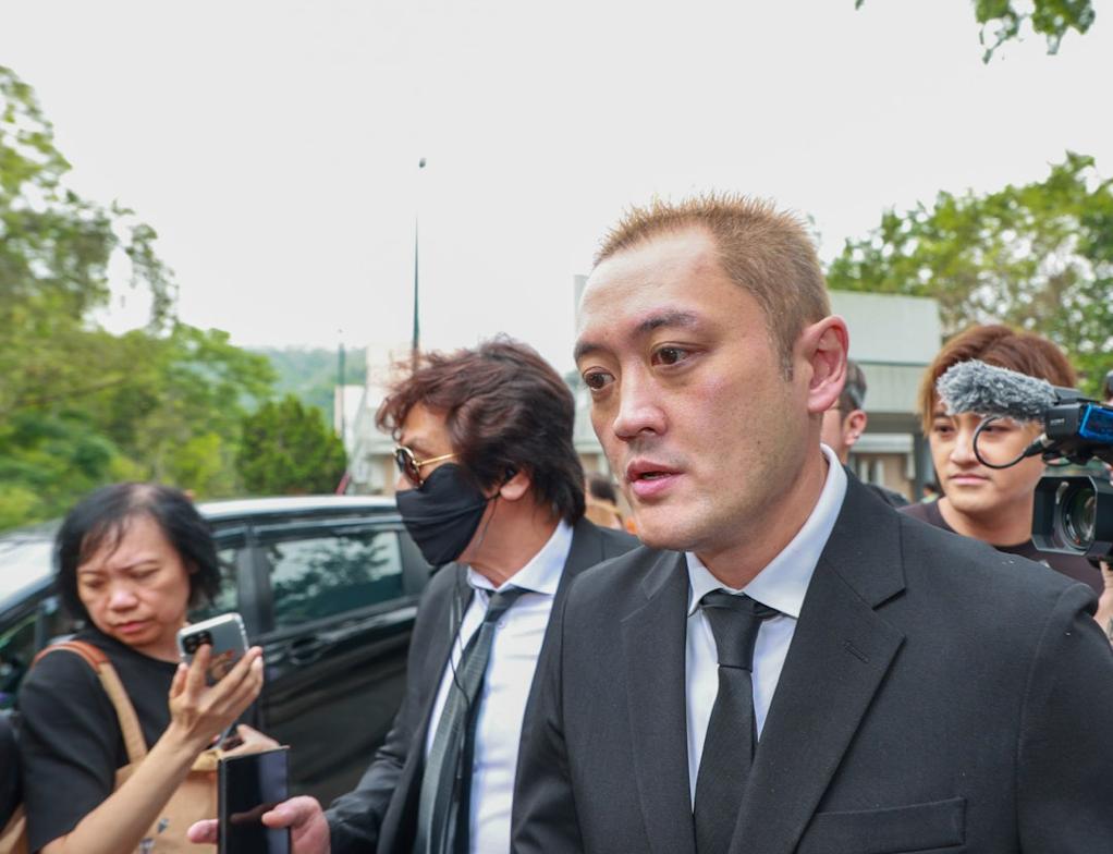 施明出殡当天，小儿媳Agnes没有到现场送别，不是她不愿意来，而是因为施明的长子