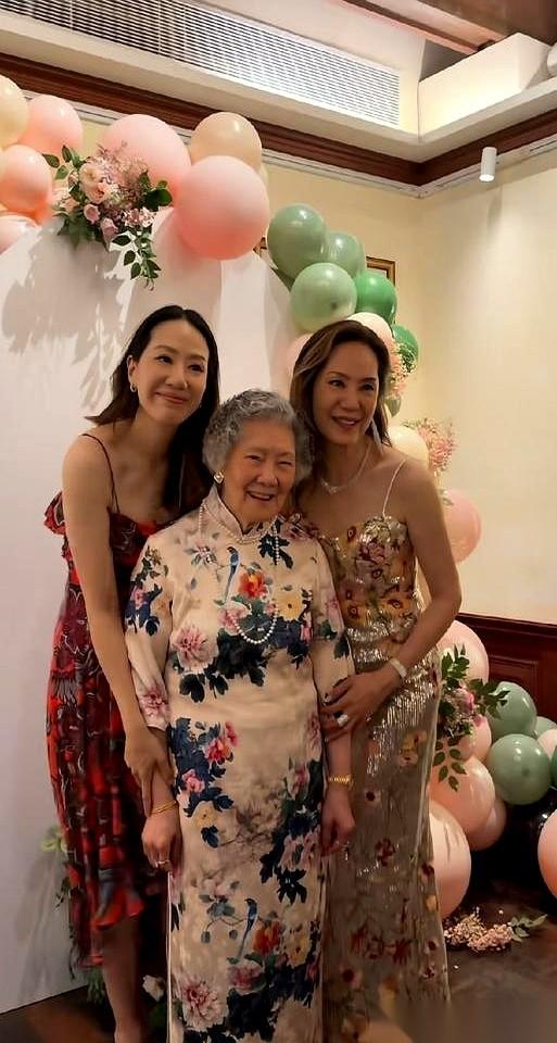网上刚爆出甄子丹为丈母娘徐莉君操办69岁生日宴的现场画面，这组图一出来，直接把“