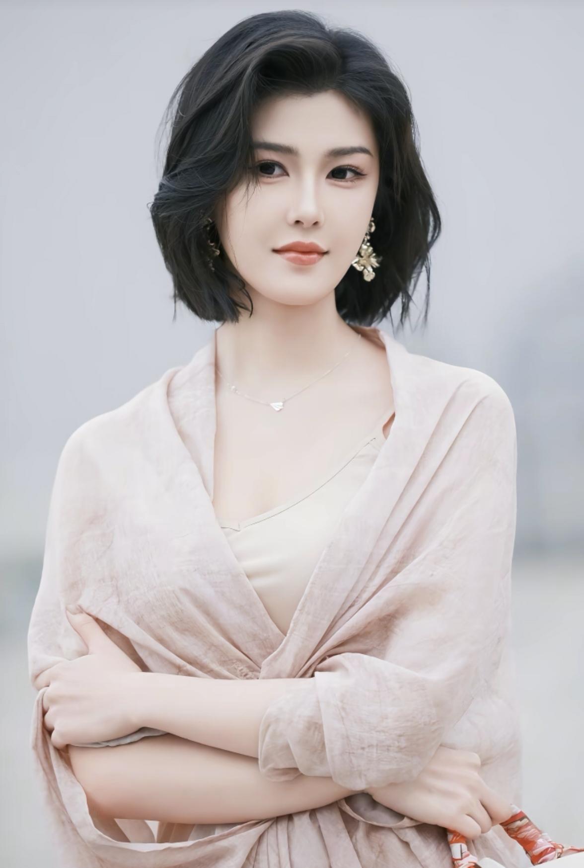 优雅自信的高级显气质穿搭，其实没那么难！真正的气质不是靠大牌堆砌。配色上，低饱