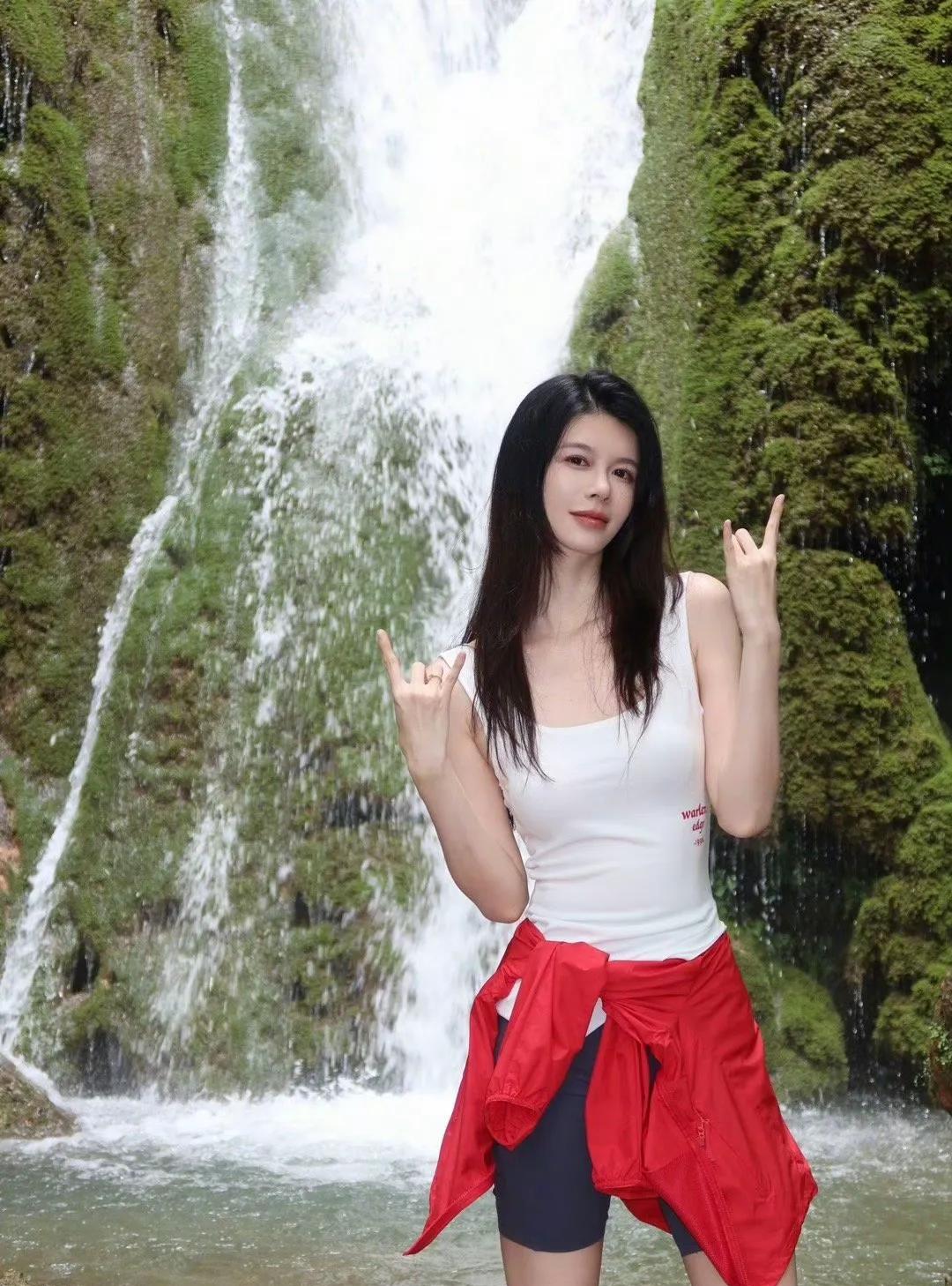 瀑布前的少女，自由与自然相伴