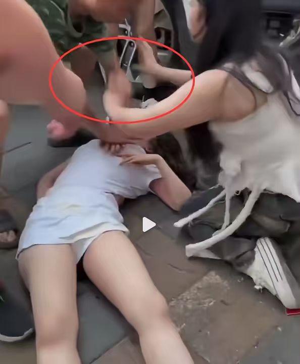 街头一名女子突然倒地昏迷，情况危急。一名路过男子懂得急救知识，见状立刻上前，准备