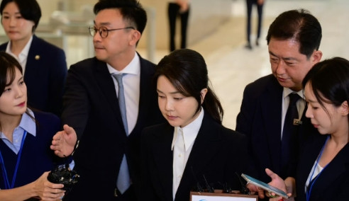 金建希很难脱身，她目前被指控的罪名有16项，首次被问询时间就长达7个小时。从目前