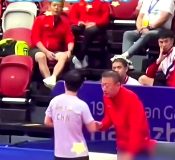 我发现个细节，孙颖莎赢了球，第一个找的眼神，永远是给邱贻可的。那个曾经浑身是刺