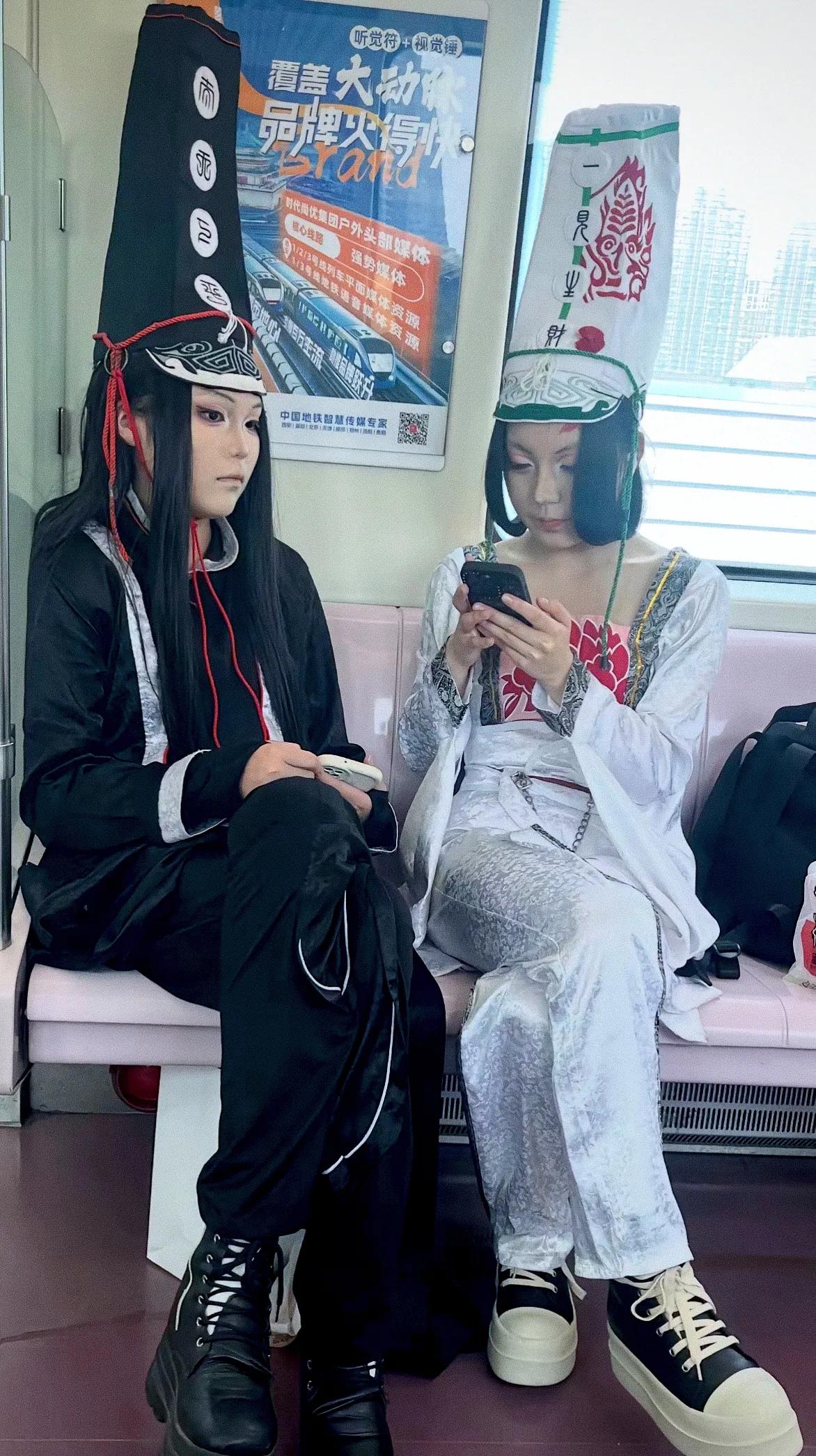 这是去拍戏还是行为艺术？