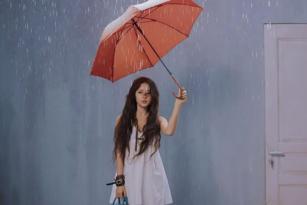 赵今麦这张撑伞氛围感照片，气质温柔隽永，眉眼意境满满，莫名有种熟悉的氛围感，一眼