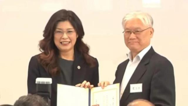 在台湾流传这么一句话，五个卢秀燕、十个韩国瑜、三十个侯友宜加起来，还不如一个郑丽