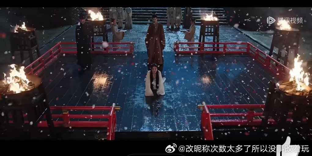 比如这个崭新又廉价好像刚涂完红油漆没干透的一圈柱子侣皓吉吉（除了太子妃）我真的也