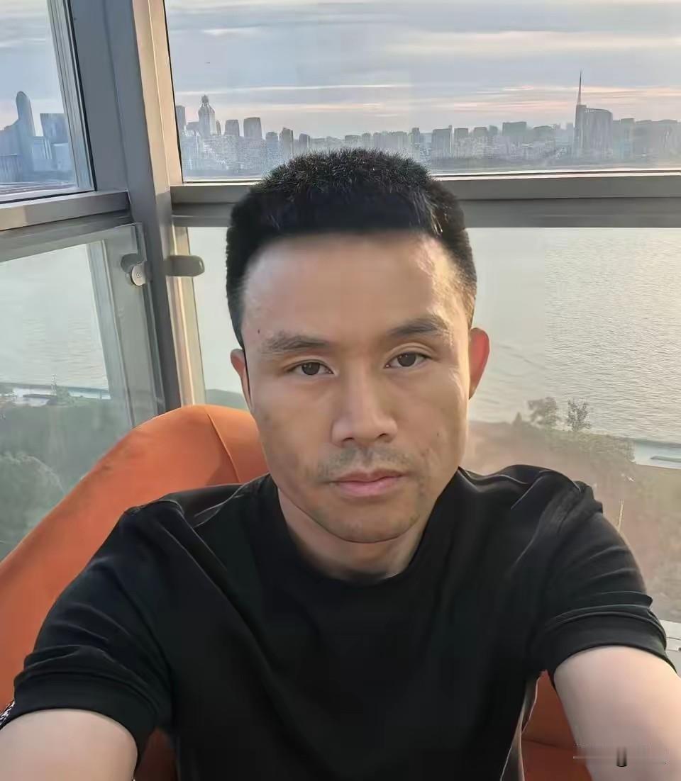 从抢着买单到被催着快点，陈总只用了一次破产。42岁，流水线上手忙脚乱地打包，旁