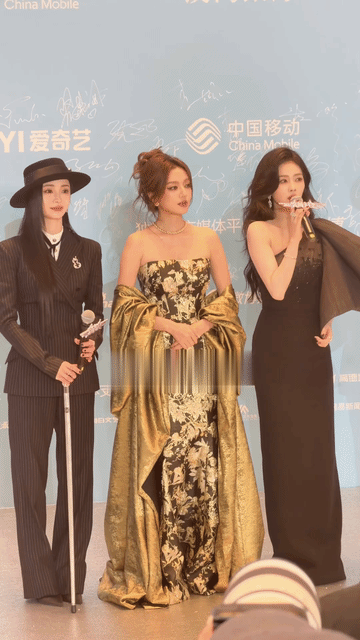 何瑞贤的气场看着比白鹿还要大，她真的是三线的咖位，一线的气场，如果不认识她们，一