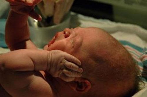 孕43周妈妈剖腹产, 生出满脸粪便的宝宝, 就是因为做错这件事!