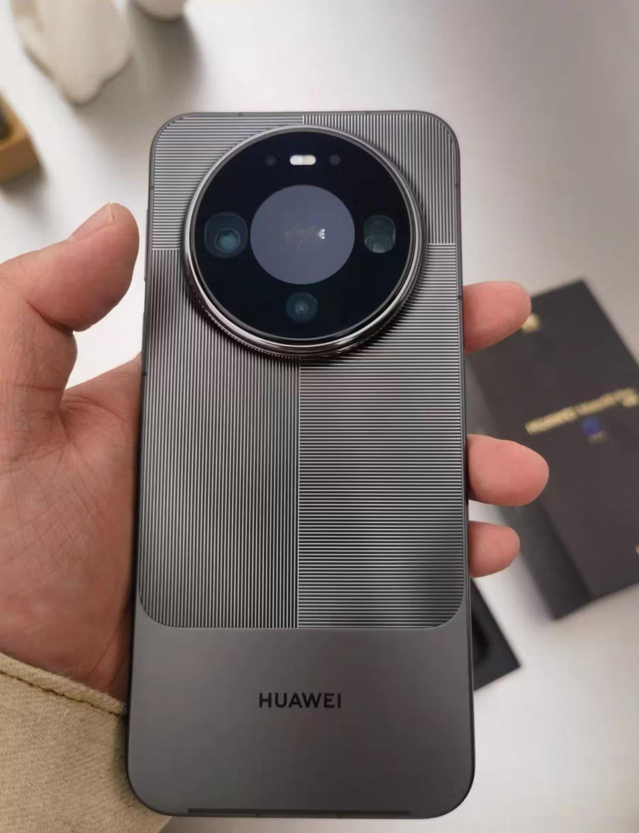 今年黑色的华为Mate90质感绝了绿色、橙色、金色那些感觉有点花里胡哨，还是黑
