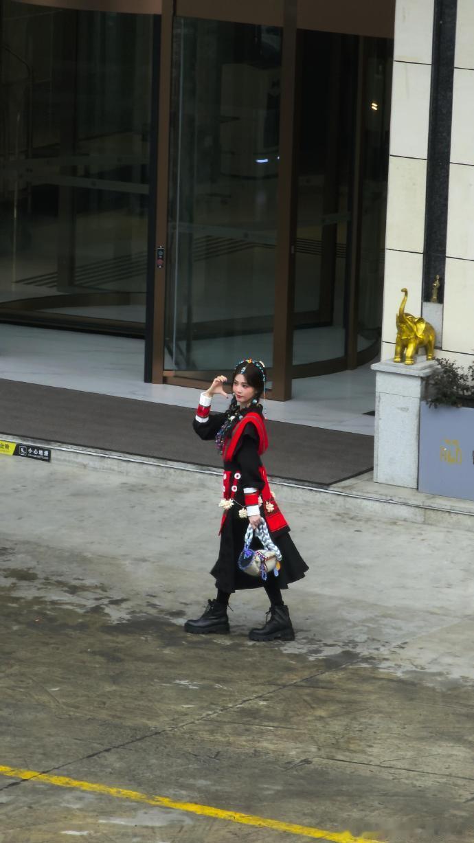 白鹿奔跑吧藏服上班look白鹿奔跑吧黑发藏服路透​多套藏服轮番亮相，蓝色那套最