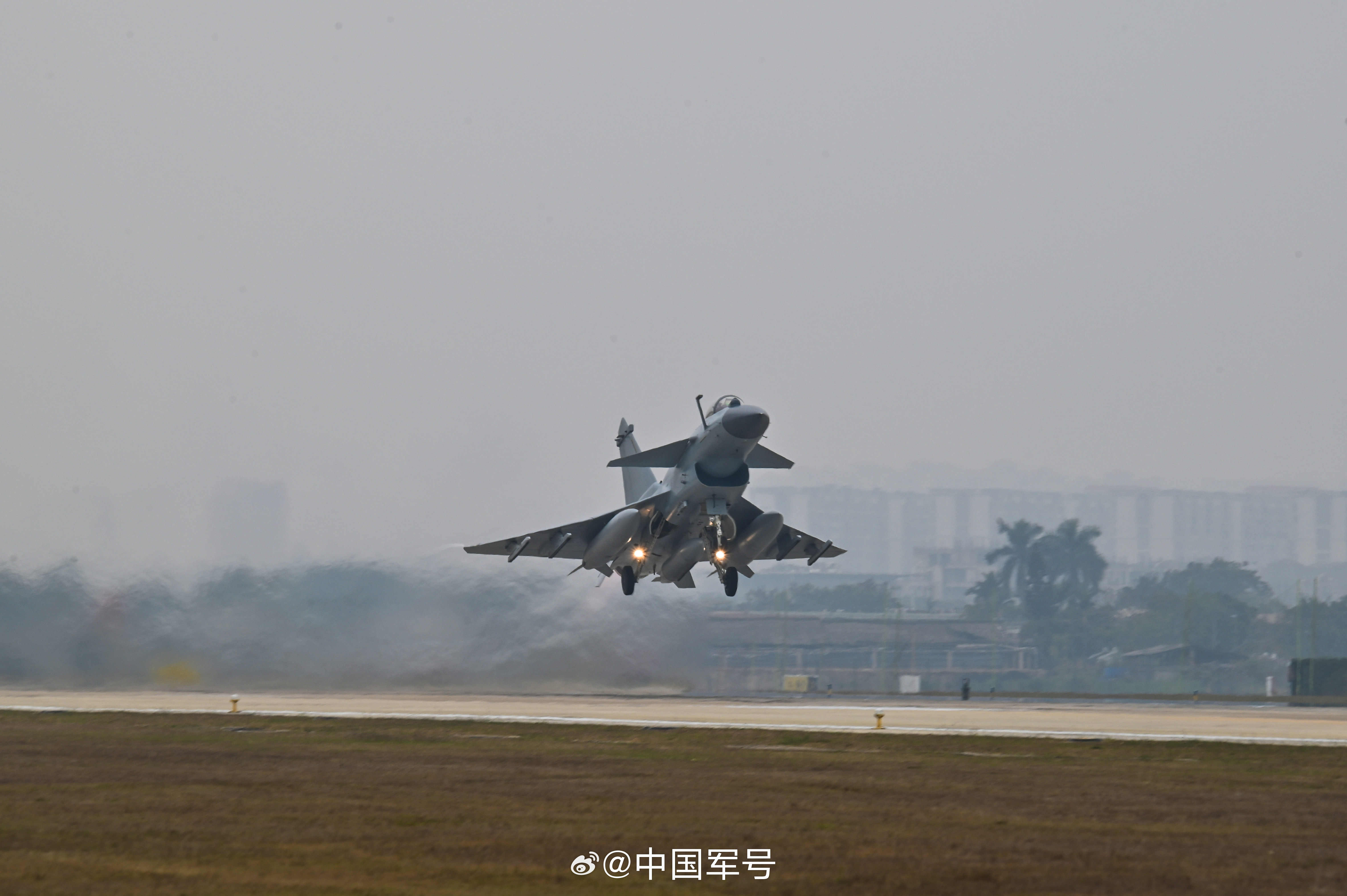 【“猛龙”出击！解锁歼10战机飞行训练精彩瞬间】近日，东部战区空军航空兵某部在复