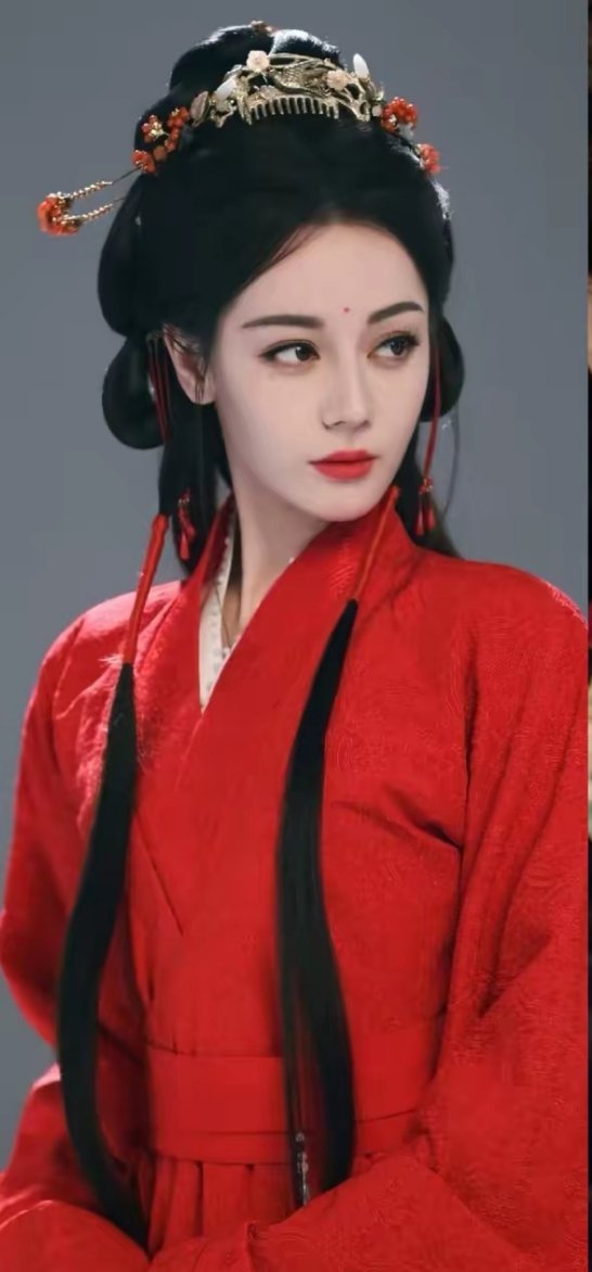 仔细看迪丽热巴的长相越看越奇怪不是因为她眼睛大，也不是因为长得不够漂亮，而是她这