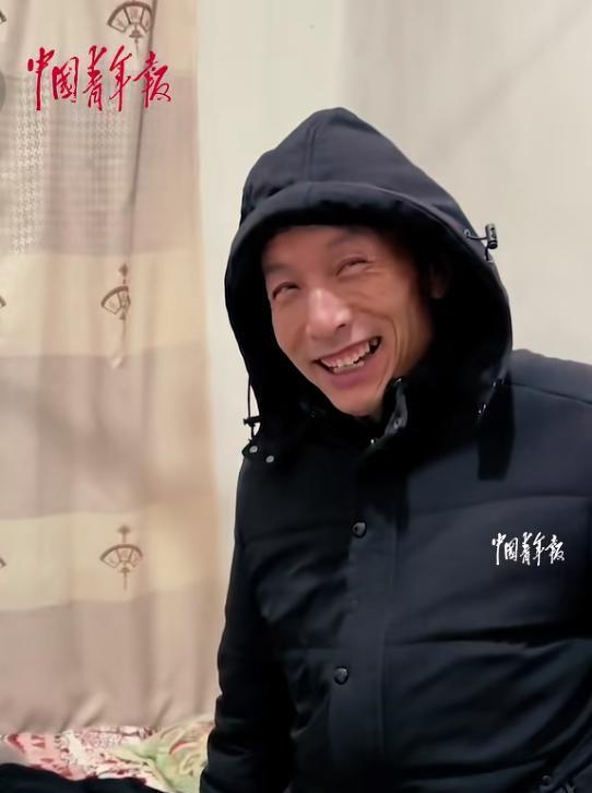 泪目！一大学生放假归家，向父母言及卧室床铺过于单薄。于是，父母双双前往儿子房间，