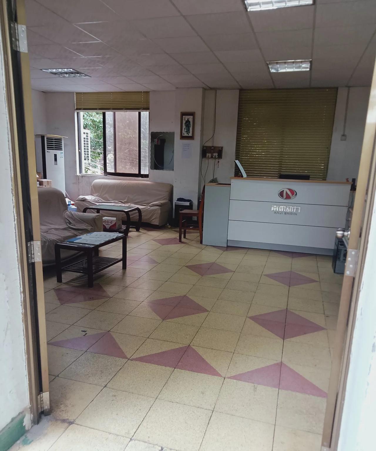 现在的小餐饮店都在瑟瑟发抖家附近的小店都在大换血，倒闭了一大片，又开了好几家连