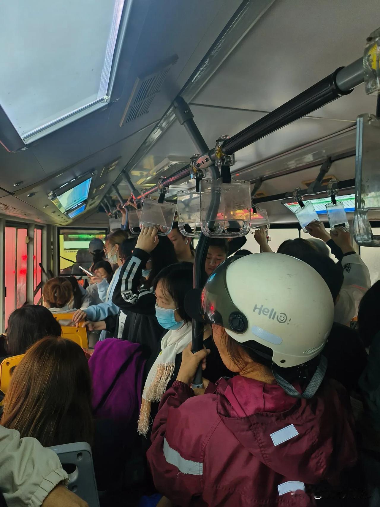 石家庄只要下雨交通就得瘫痪，公交堵了一个小时动也不动，真的还不如走路快，不知道什