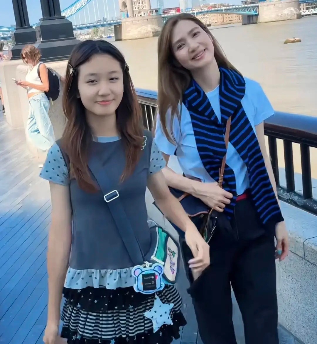 洪欣晒与女儿旅行照，54岁的年龄穿上露腰装毫无压力，又白又苗条，她瘦得和小女孩一
