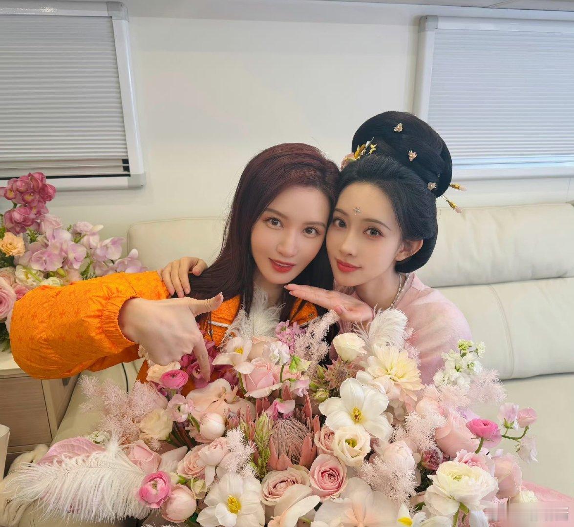 张萌晒合照为孟子义庆生只能在老板的微博里能看到孟姐的新造型了，张老板请多发点