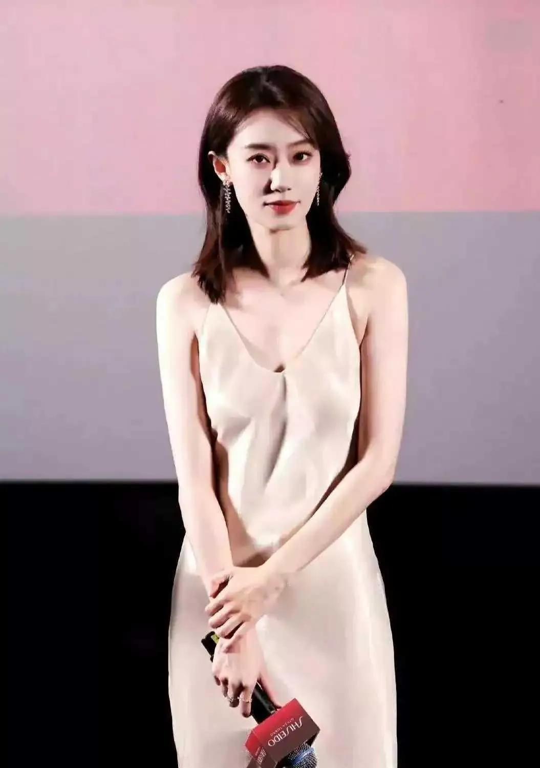 😂斐妈这身材，喜剧界的颜值天花板！谁懂啊！张小斐这曲线，在喜剧圈里直接杀