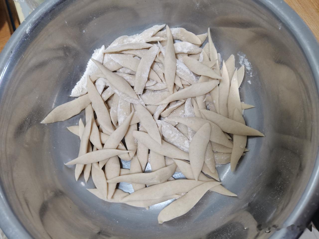 老胡这几天不忙，每天在家做饭，过年这几天大鱼大肉吃的有点腻了，晚上媳妇突然想吃“