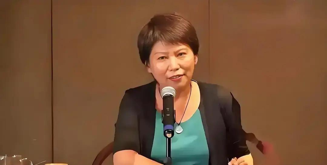 养老院里那个天天讲黄段子的老头，身边围着一堆老太太。我坐在长椅上听他们聊天，发