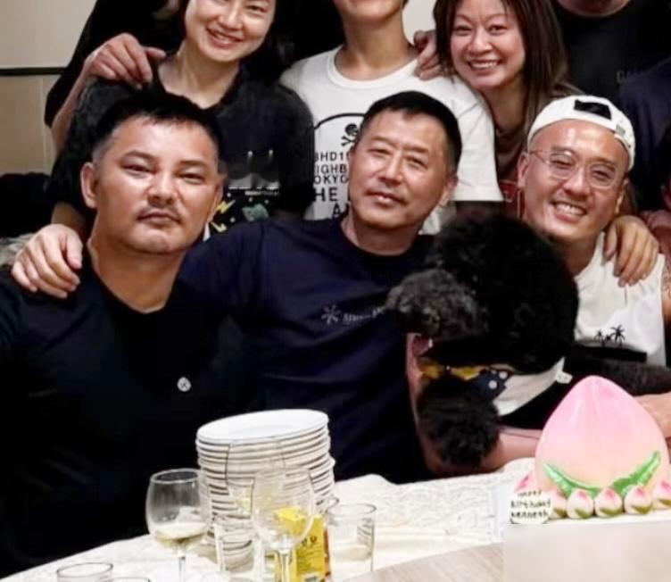 67岁唐鹤德为男性友人庆祝生日，他看起来苍老了好多，身形发福，这组画面传出来后，