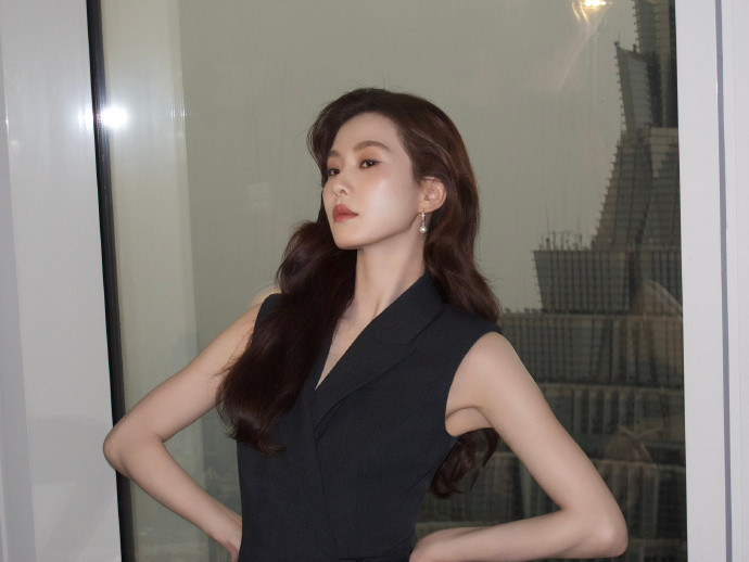 刘诗诗代言花絮图，优雅高级、迷人又可爱的姐姐