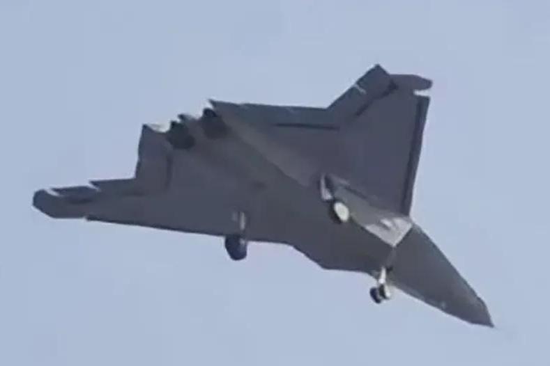 当今世界，正上演着最为荒诞却又最为清醒的一幕：美国竭尽全国之力，将中国视为一生之