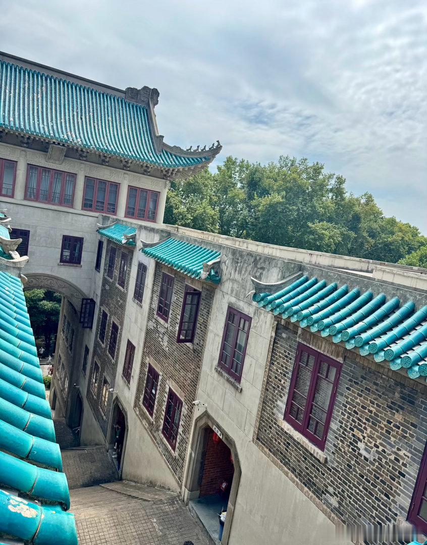 武汉大学老斋舍（樱顶）的亭楼，属于武大早期国家级文物建筑群。✅建筑风格：中国固