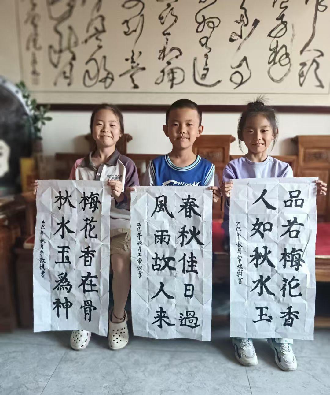 学习书法从娃娃练起。书法是中华民族传统文化，要传承下去，就得后继有人。