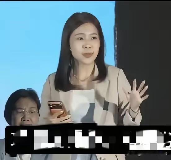 和邱臣远同台引起蓝营内部批评以后，徐巧芯选择为徐欣莹站台转移矛盾。聊湾区看世界评