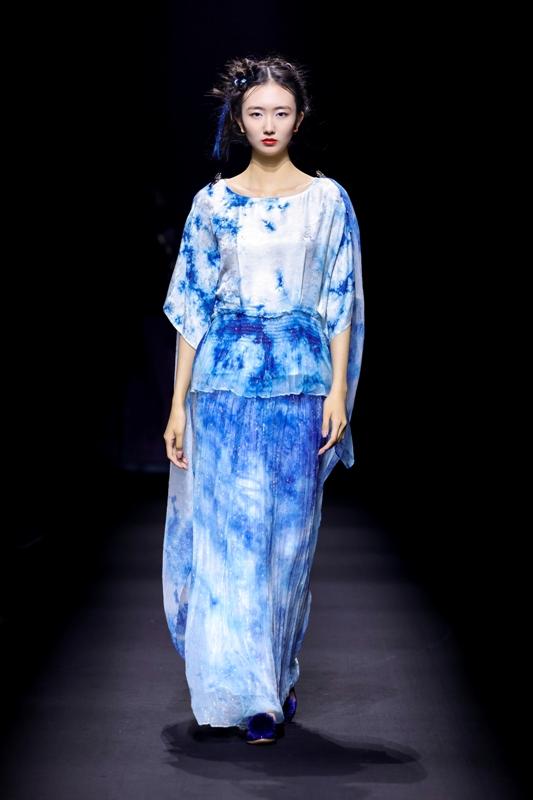 生活在左·林栖2026春季中国国际时装周以「手信」为题，秀场穿搭将非遗工艺与现代