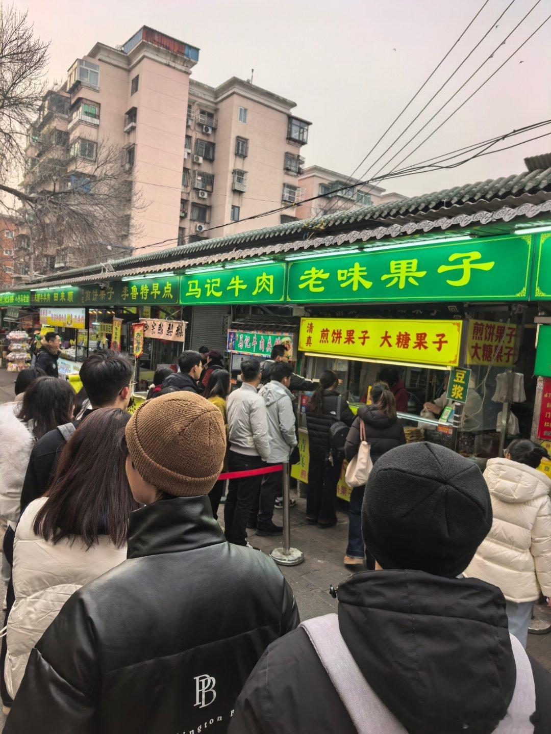 煎饼果子就得排队点天津美食天津·天津西北角早市