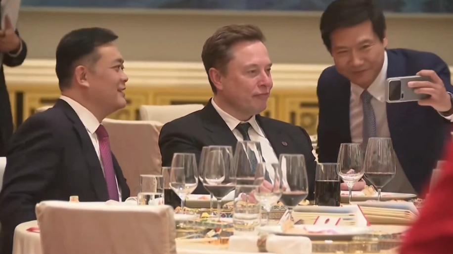在欢迎宴会上，曹德旺长子曹晖和马斯克坐在一起！近期马斯克来华出席各项活动的消