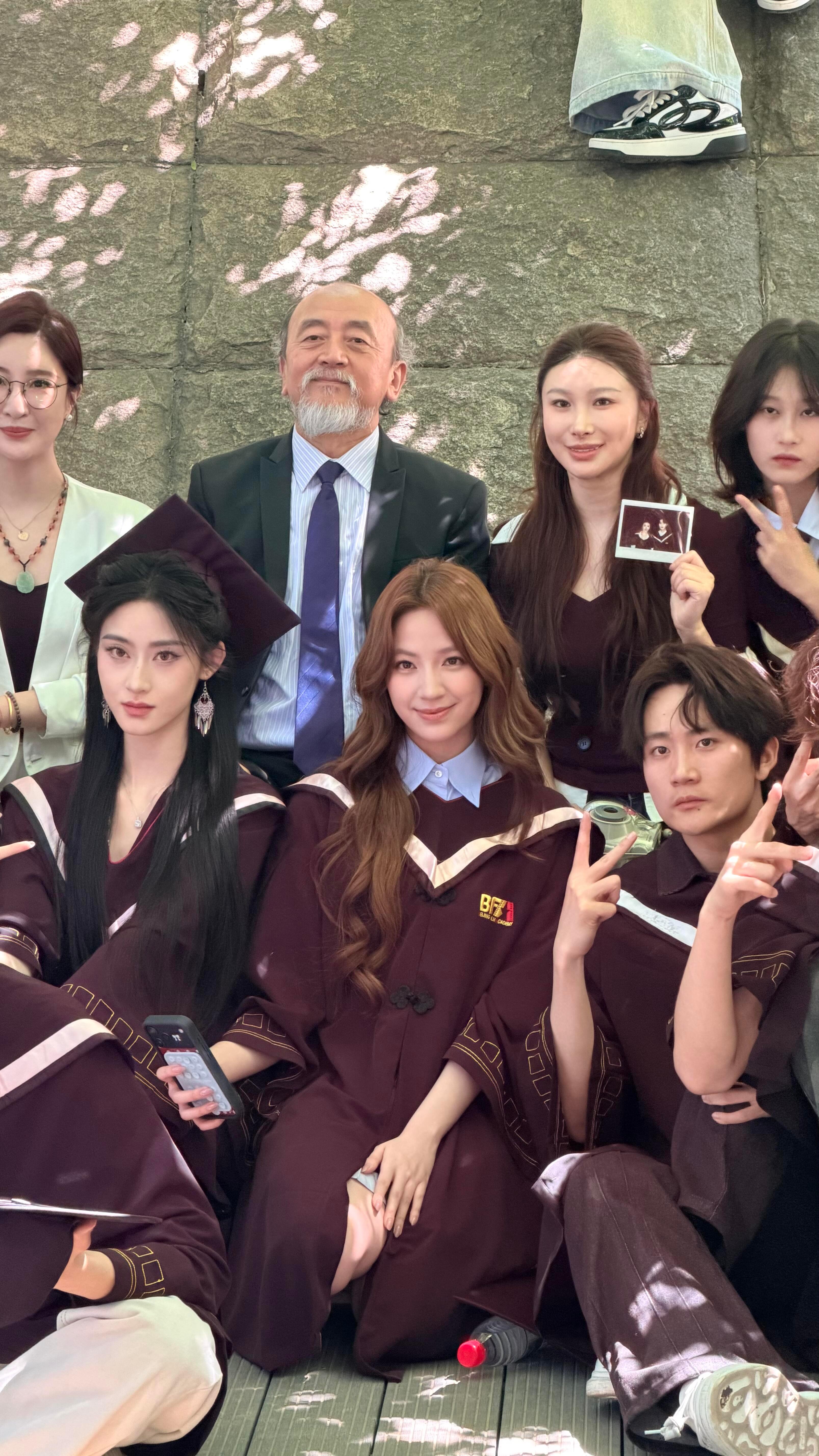 老师们辛苦了，高中毕业的时候给P上了，大学毕业直接举着拍立得