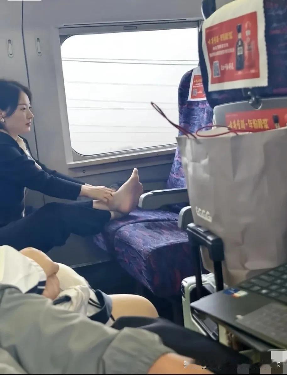高铁碰到这种人，想发火发不起来，这感觉真憋屈！就像有一团火在心里烧，却被一盆冷水