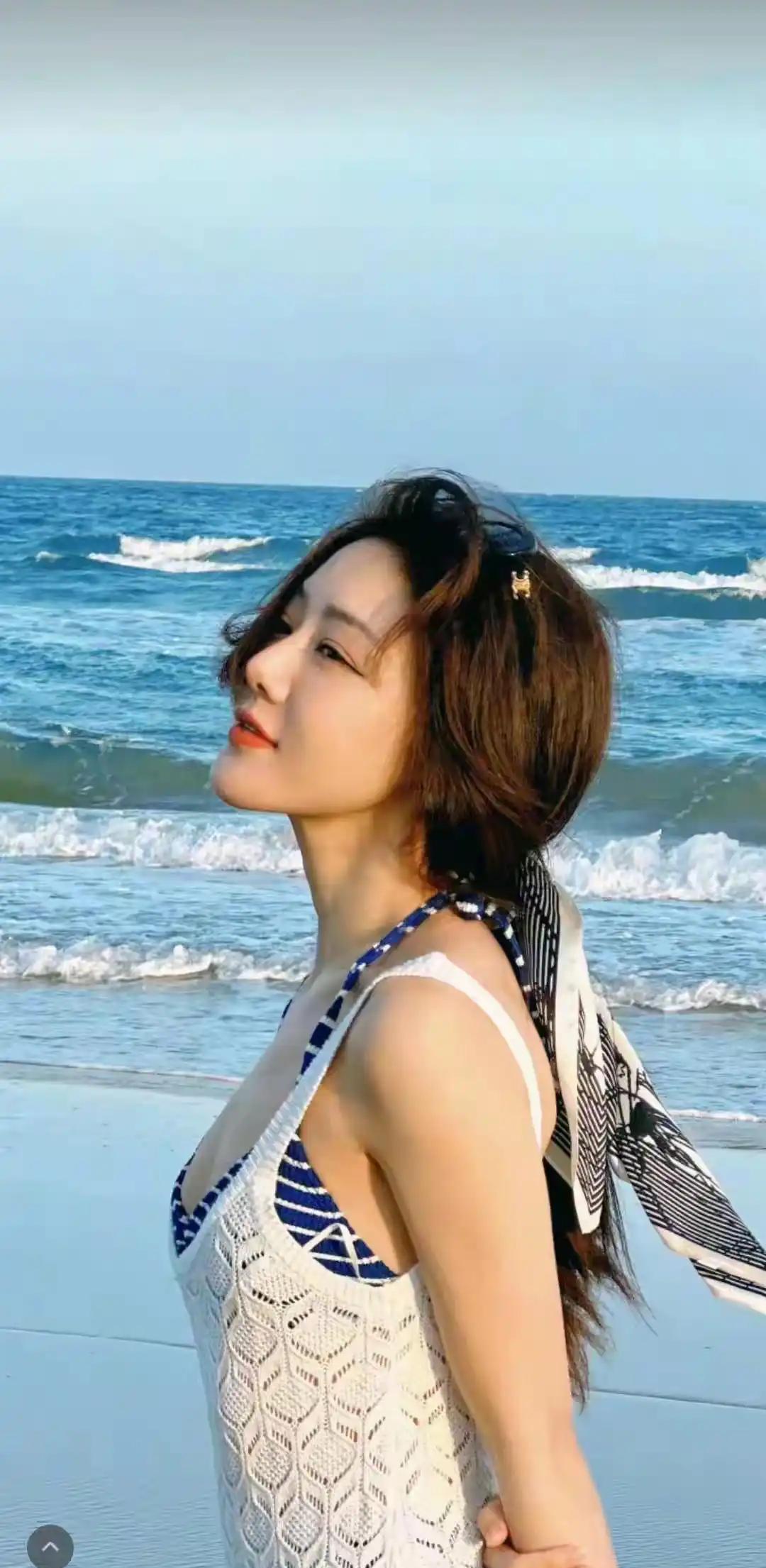 邓家佳海边风情写真​​​
