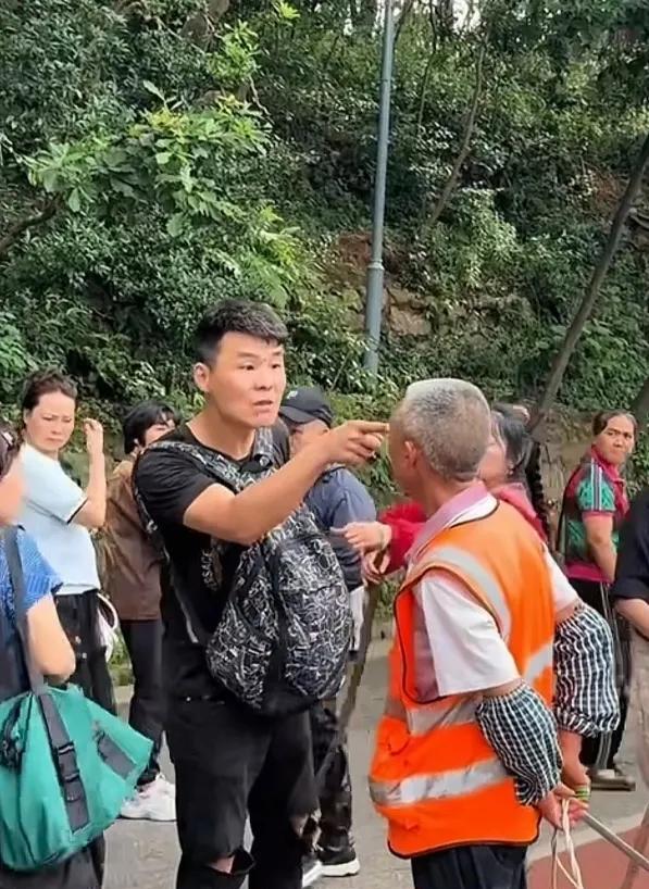 一名自称来自江苏南京的游客，来到贵州省黔灵山游玩。由于山上猴子较多，景区为了防止