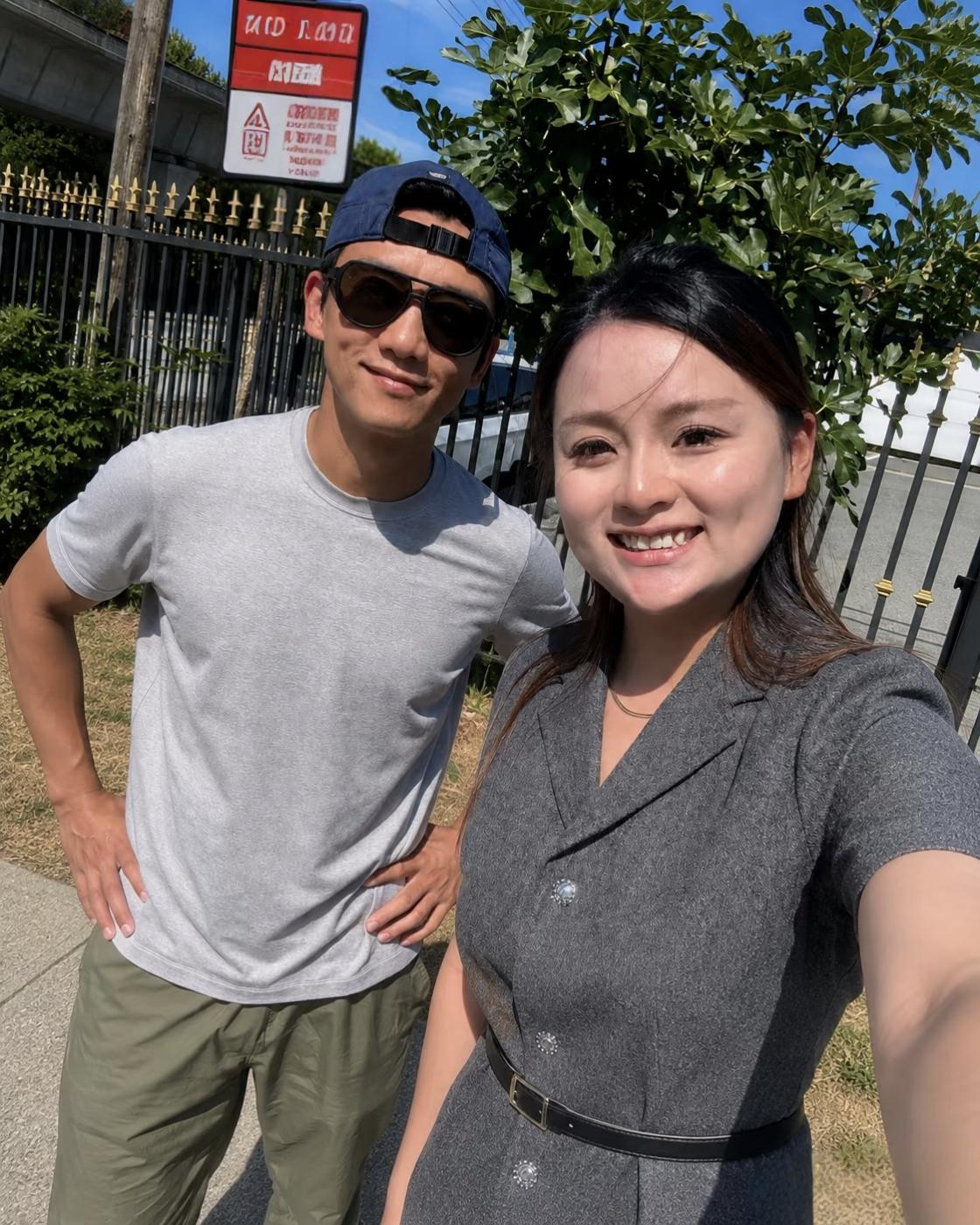 40岁郑恺和老婆苗苗在温哥华买车、买家具被偶遇，夫妻俩挽着手逛宜家，买了不少生活