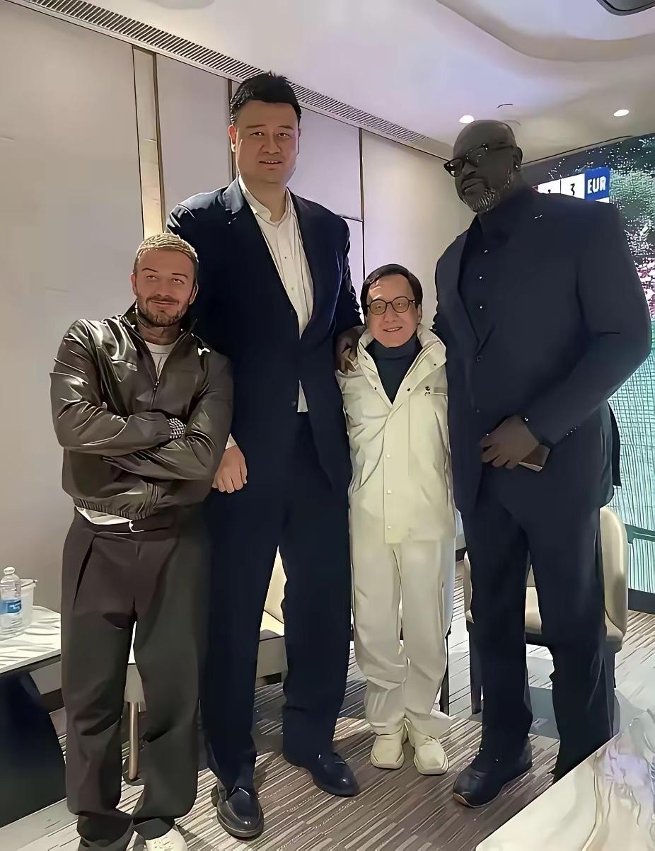 图中的四位男子汉，我只认识姚明、成龙，其他的二位是谁，看着熟悉，一时想不起来了，
