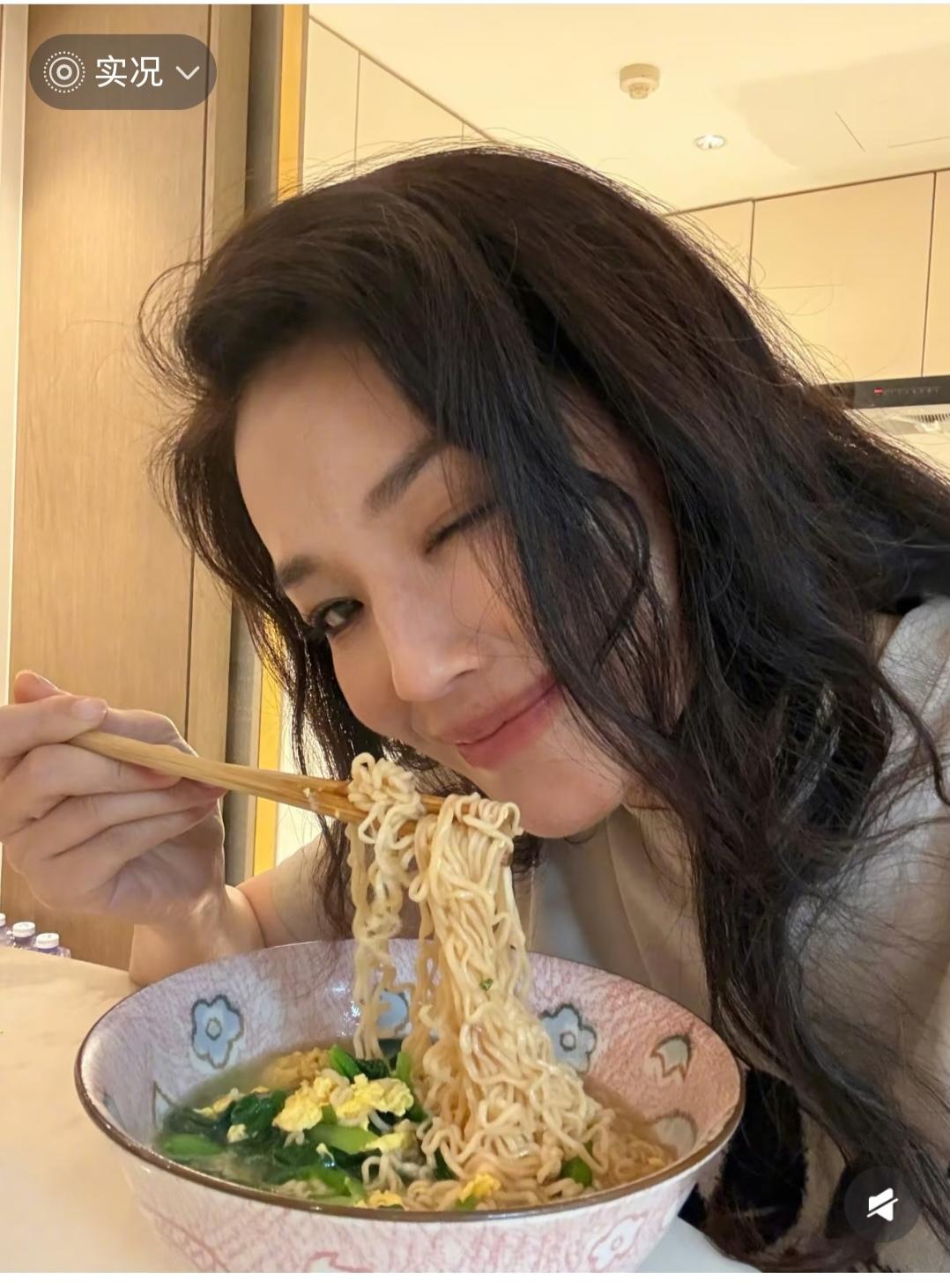 这碗面再加根肠就完美了。