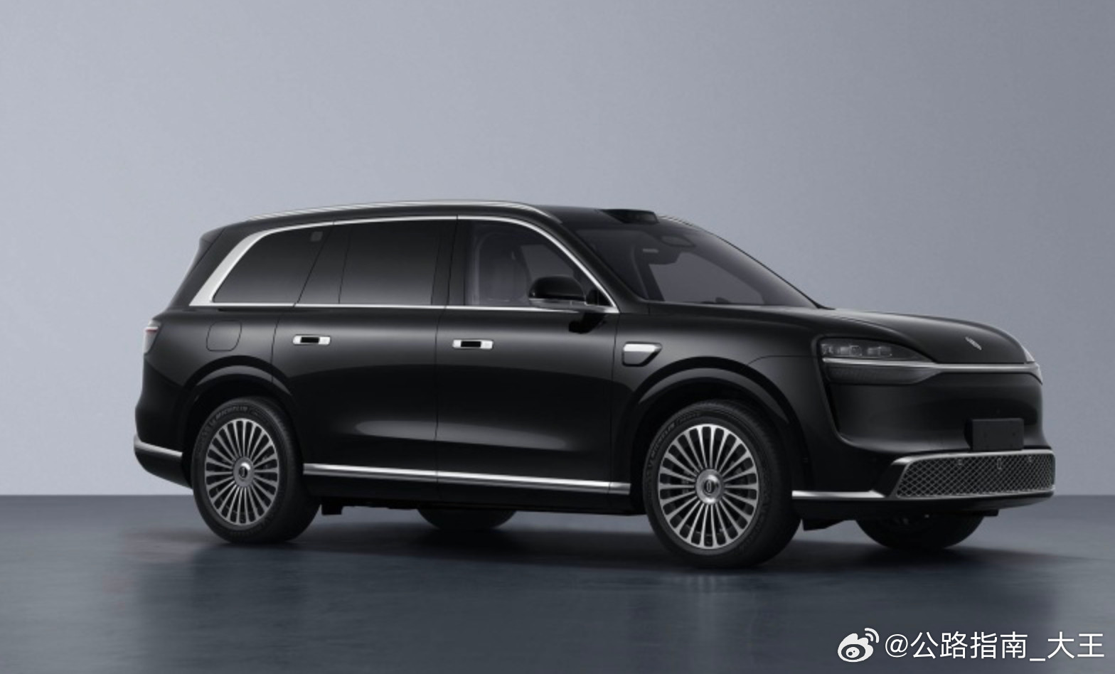 全新问界M9申报，换装了尊界S800同款半隐藏门把手和“大饼”轮毂尺寸加大，车长