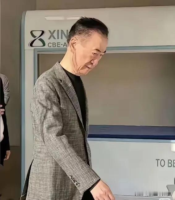 其实他俩都是在坐牢！许身困在牢中，但心理压力没了，精神自由了，心宽体胖了。