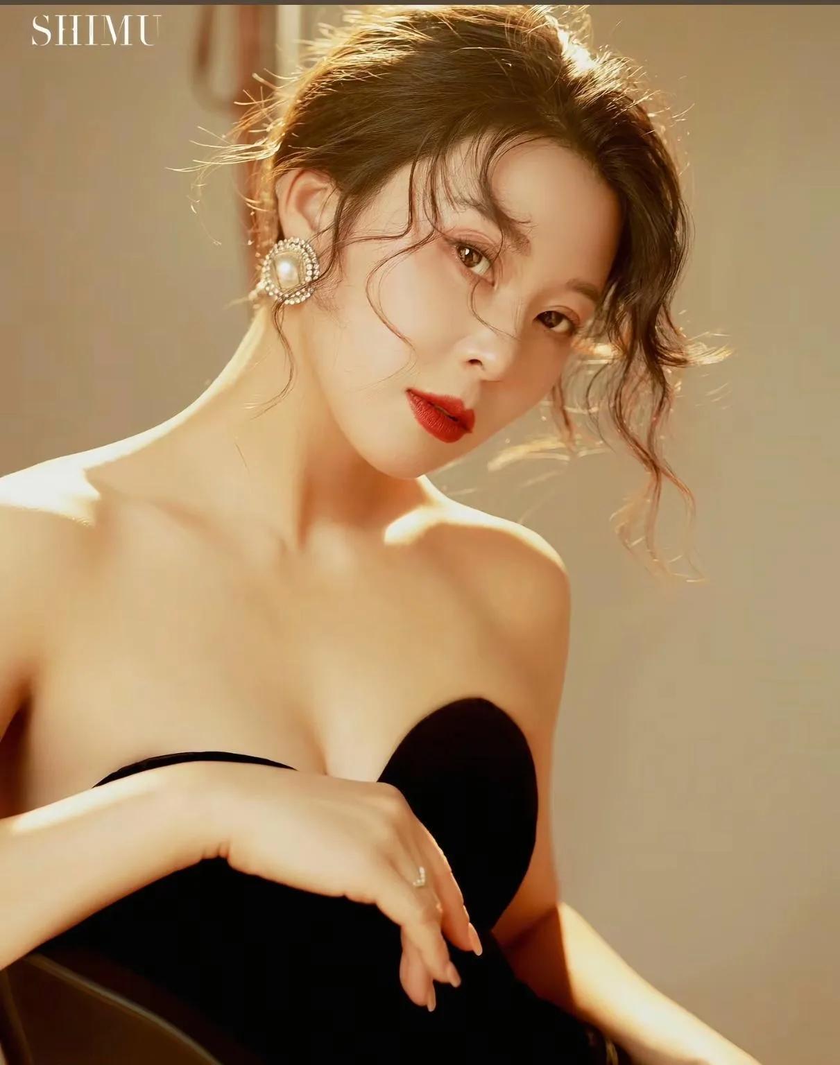 陈数这是什么神仙状态！黑裙珍珠耳环的高级感被她玩明白了谁能想到，一袭经典黑